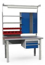 Stanowisko montażowe Table 500 C10, 1530x800mm, z lampą, półkami, szafką narzędziową, szufladami i pojemnikami plastikowymi.